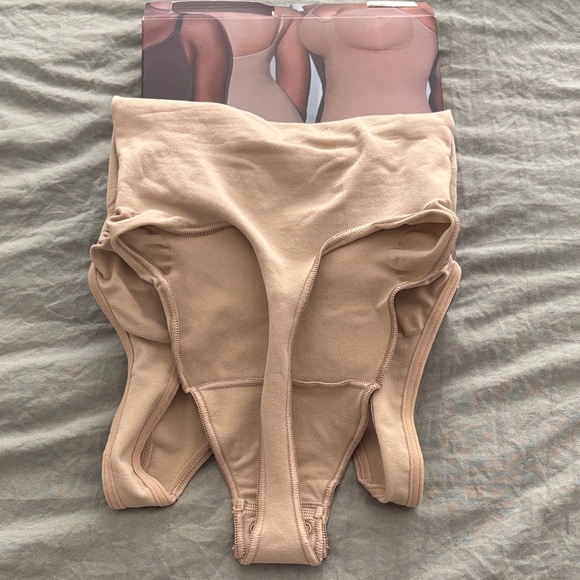 SKIMS Scoop Neck Thong Bodysuit in Clay - Picture 4 of 4